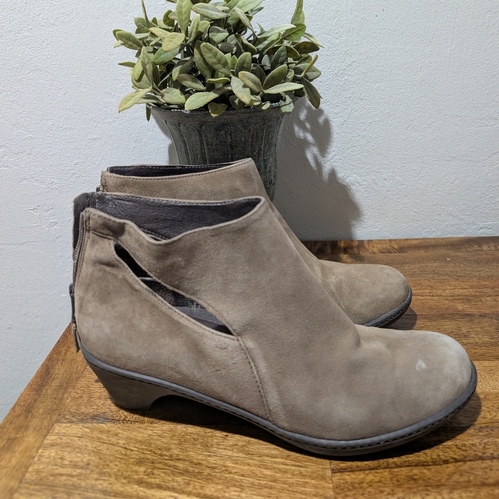 Dansko Bonita Cut Out Suede Ankle Boots EUR 39 Womens Size 8.5-9 Taupe Suede Zip